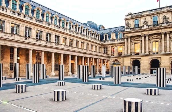 Colonnes de Buren / Les Deux Plateaux